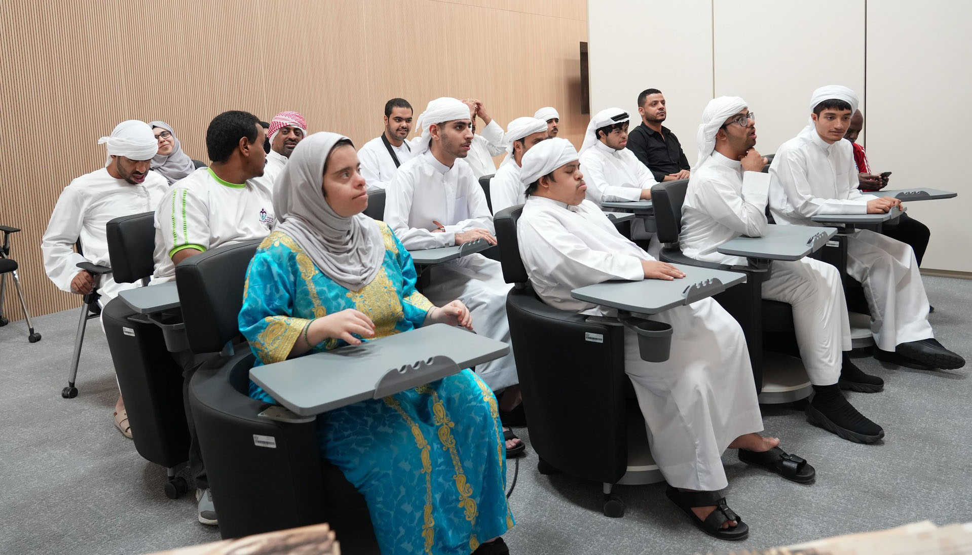 Sharjah Falconers Club Welcomes Students from Sharjah Humanitarian City - Al Dhaid Branch